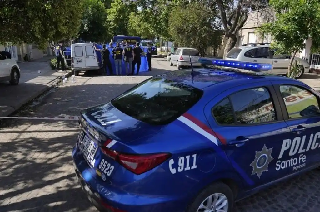 Violencia en Rosario: encontraron a un hombre con cuatro balazos dentro de un auto en Rosario 