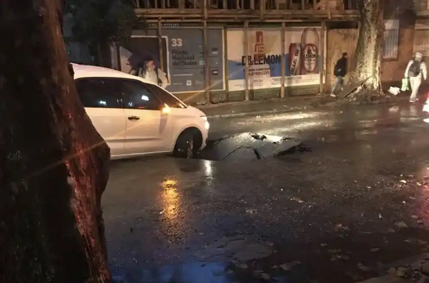 Un vehículo cayó en un impactante pozo en Callao entre Salta y Jujuy