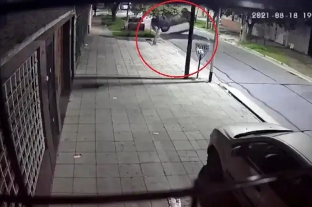 Persecución, vuelco y tiroteo entre policías y delincuentes