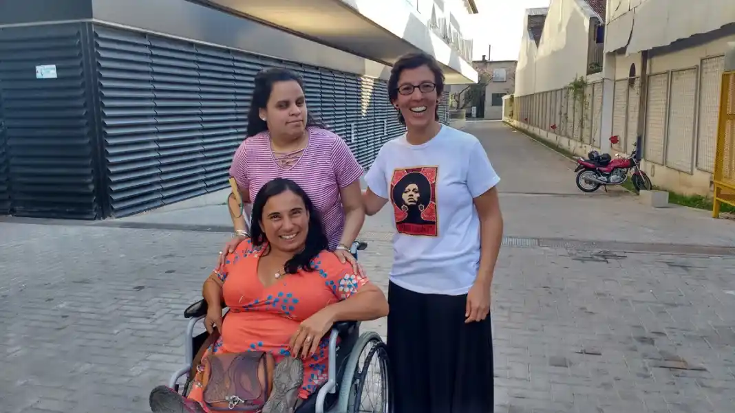 María Soledad Gelvez, presidenta de la Federación Argentina de Instituciones de Ciegos y Amblíopes (FAICA), y Gabriela Bruno, secretaria de inclusión para personas con discapacidad del Partido Socialista Argentino. Marcela Papini, quien es Técnica Superior en Artes Visuales y es Representante de Movimiento Superacción
