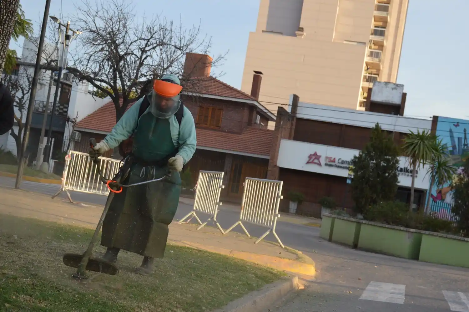 Cuadrillas del municipio recorren los barrios prestando servicios.