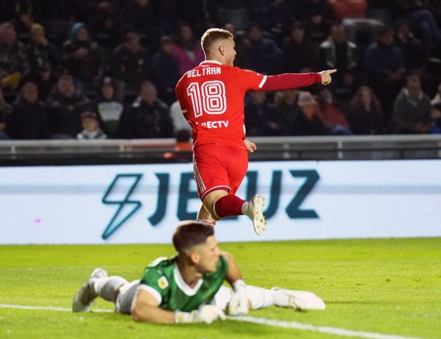 River goleó a Banfield y se aleja en la cima del campeonato