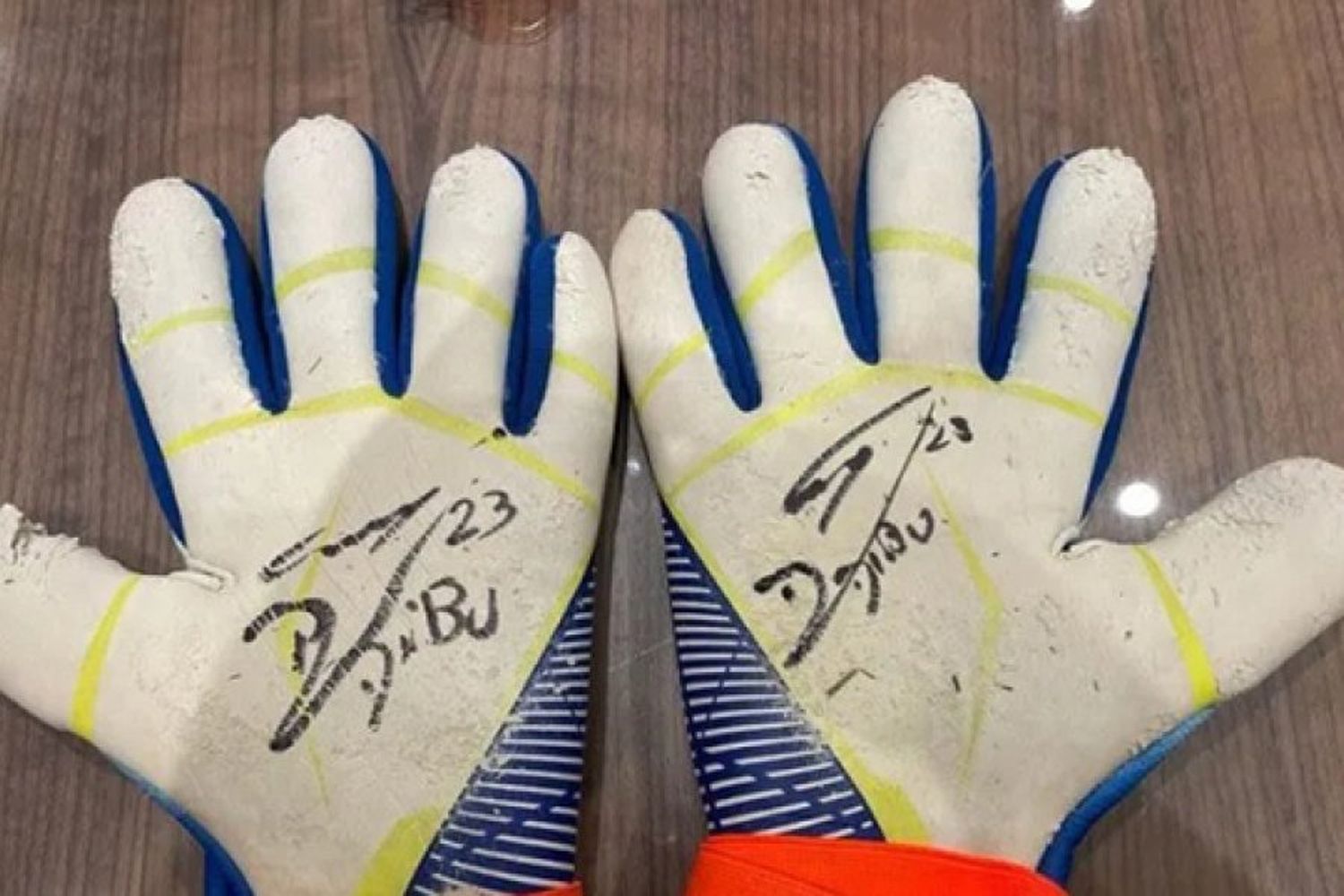 El Dibu Martínez subastará los guantes del Mundial a beneficio de un hospital