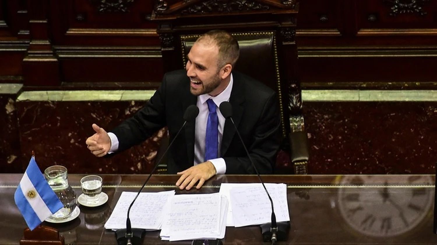 "No vamos permitir que fondos de inversión extranjeros marquen la pauta de la política macroeconómica"