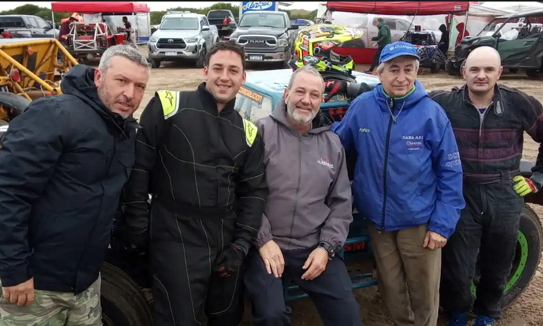 Debutante. El quequenense Nahuel Remón, navegado por Santiago Groppi, en la Clase 3; en la secuencia con sus fieles colaboradores