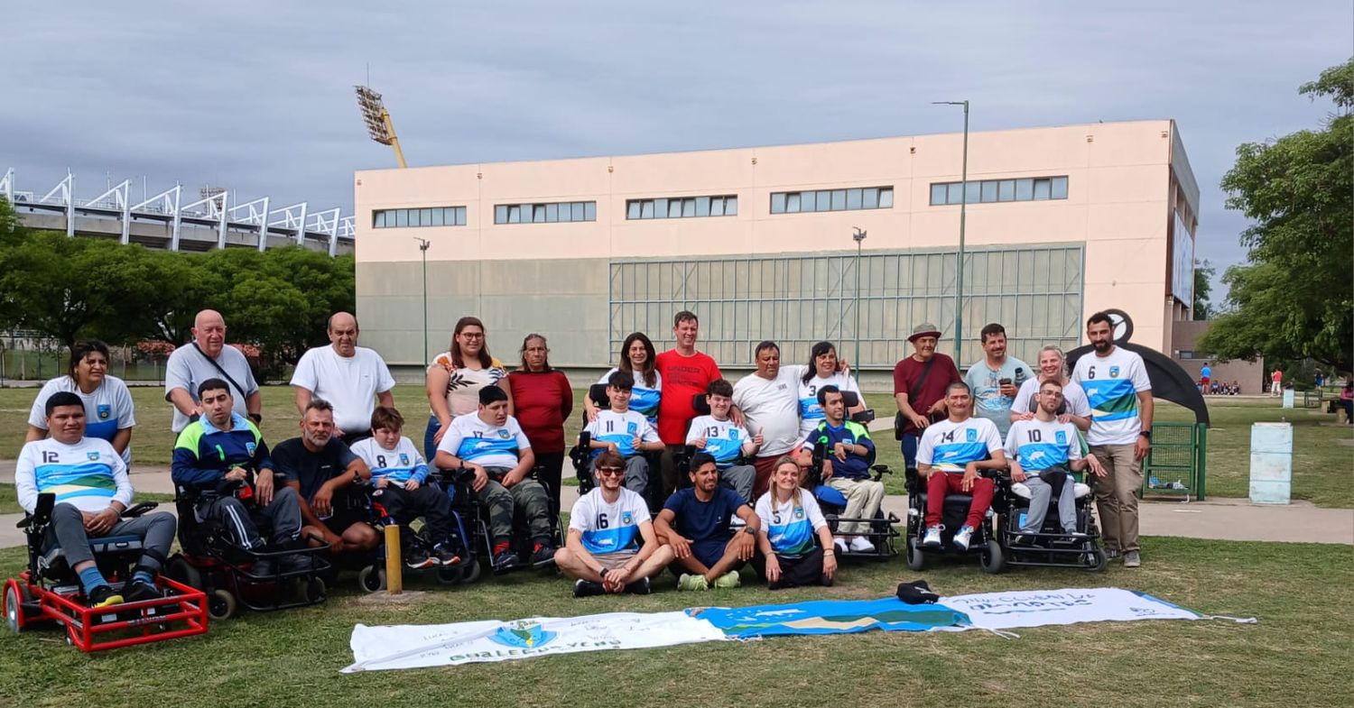 El plantel de Los Toros en Córdoba con el estadio Mario Alberto Kempes de fondo.