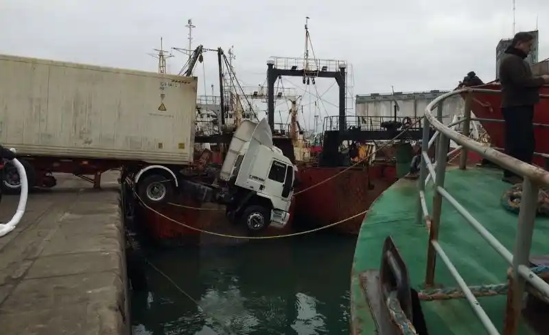 Camión quedó colgado a punto de caer al agua en Mar del Plata