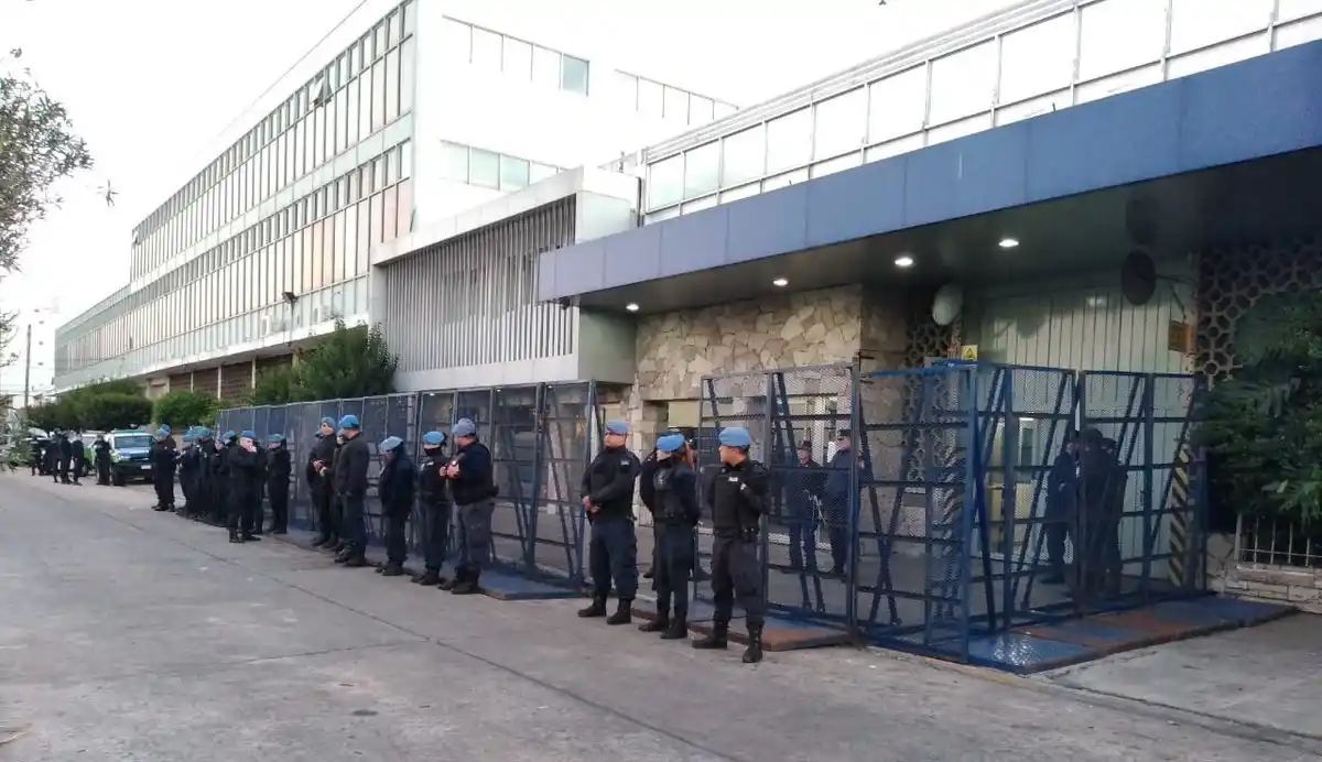 Cerró la planta Interpack 1 de La Matanza: La policía no deja entrar a los trabajadores 