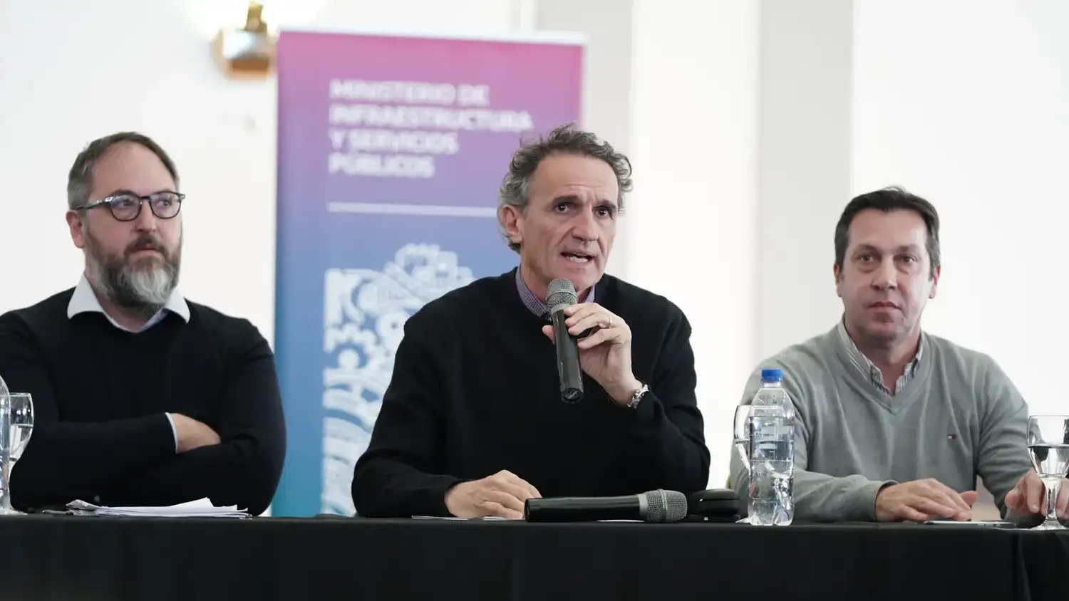 Gabriel Katopodis. Hace uso de la palabra, flanqueado por el subsecretario de Energía, Gastón Ghioni y el intendente Rojas.