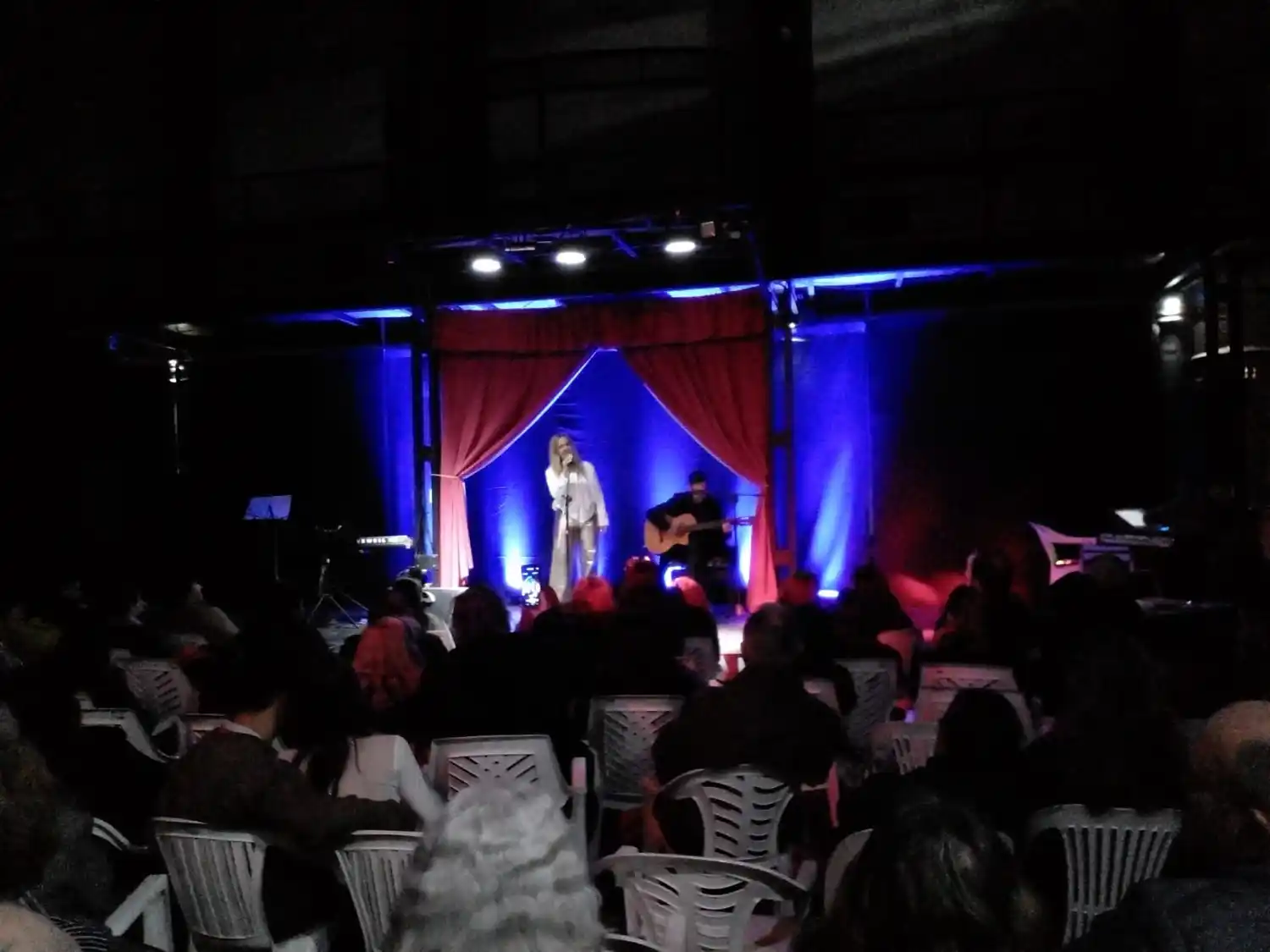 Así fue “Haz que suceda”, la puesta multidisciplinaria de Sofía Alcón en el Centro Cultural