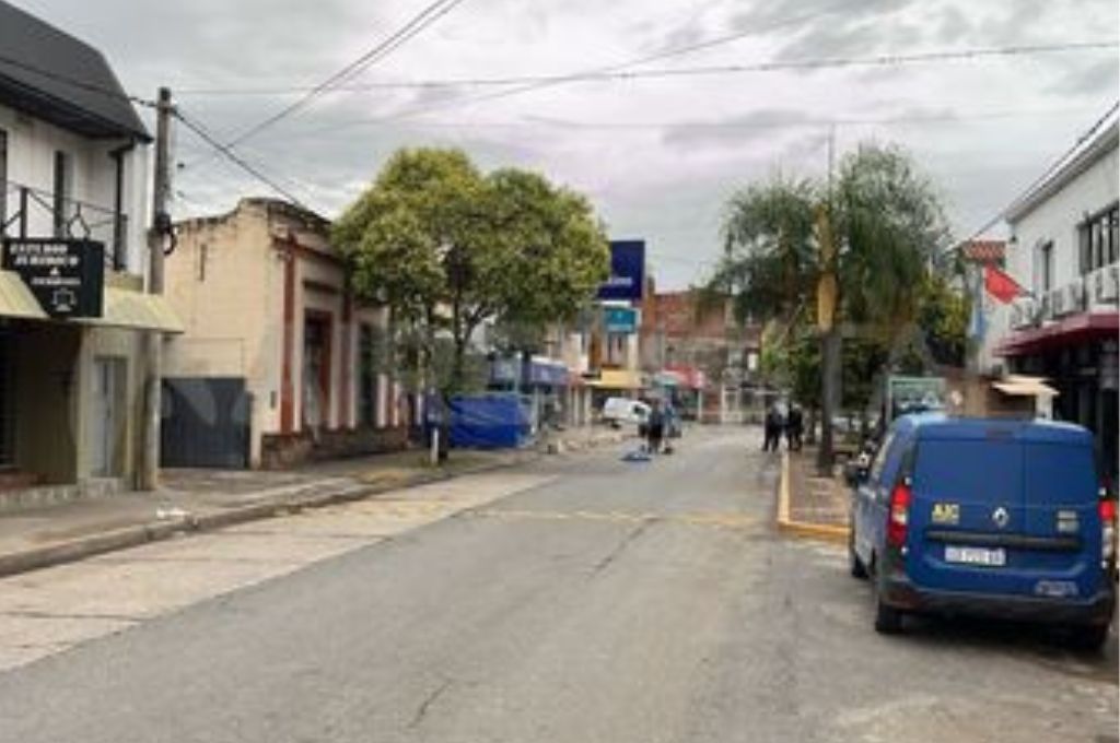 El joven impactó frente a un comercio del centro santotomesino.