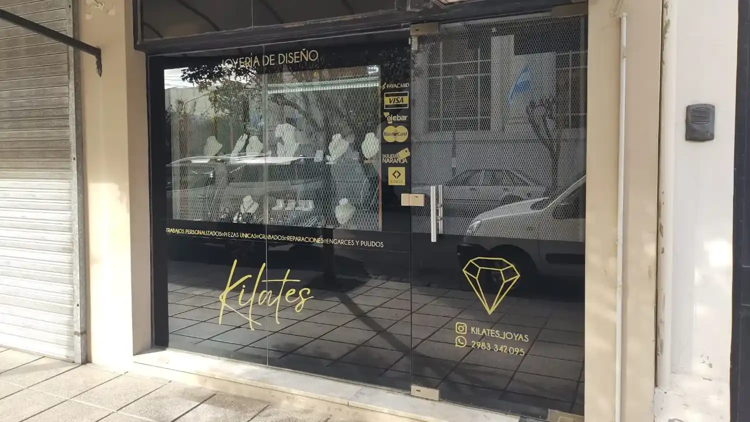 Sustrajeron objetos de valor de una joyería y se dieron a la fuga