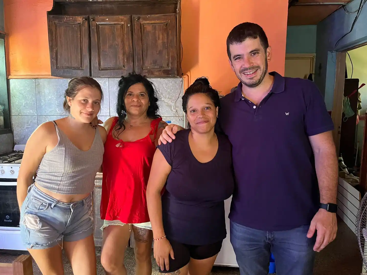 El intendente junto a una de las familias que formó parte del sorteo y ahora podrán acceder al terreno propio.