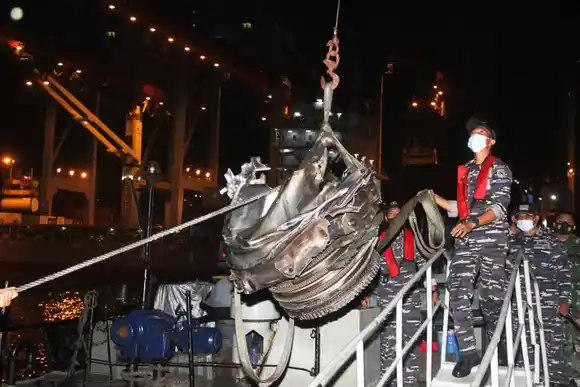 Hallan CAJAS NEGRAS de avión accidentado en mar de Indonesia