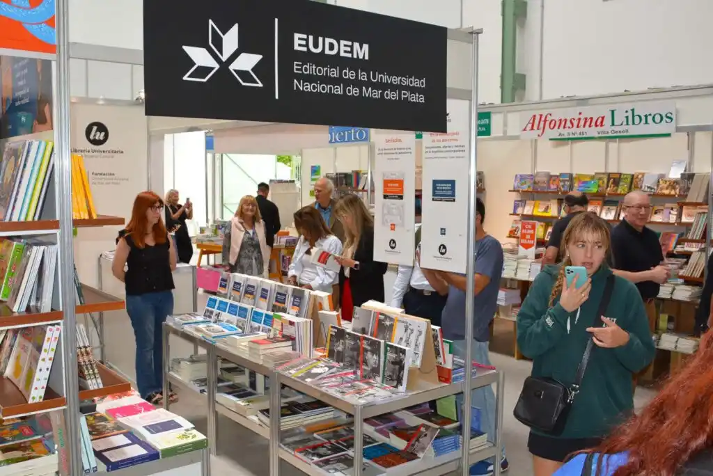La Feria del Libro continúa con múltiple actividad en el Espacio Comunidad y Energía.