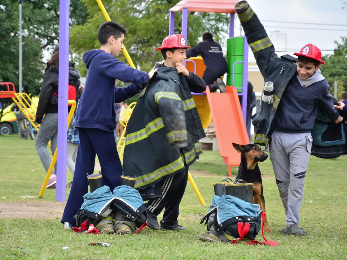Los bomberos coparon la plaza de barrio Sarmiento 