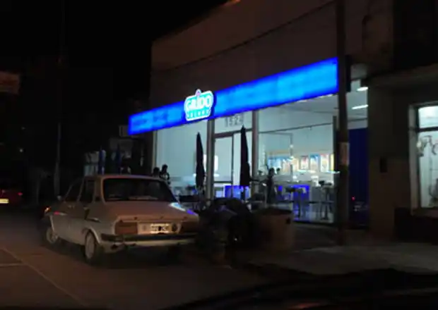 “El Chavo” pretendió asaltar heladería con un arma de juguete y lo echaron a baldazos