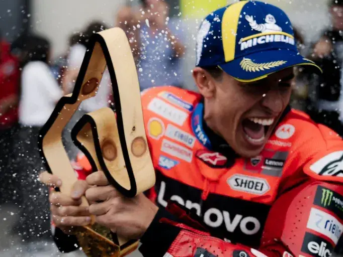 Márquez celebra y se acerca al tìtulo.