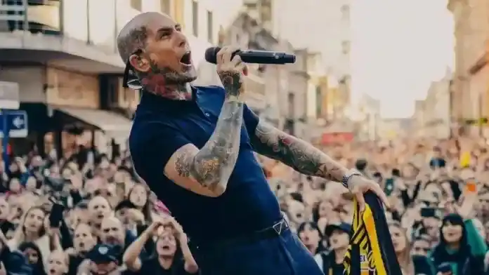 Ke Personajes sorprendió a su ciudad natal con un show gratuito en la plaza y convocó a unas 8.000 personas