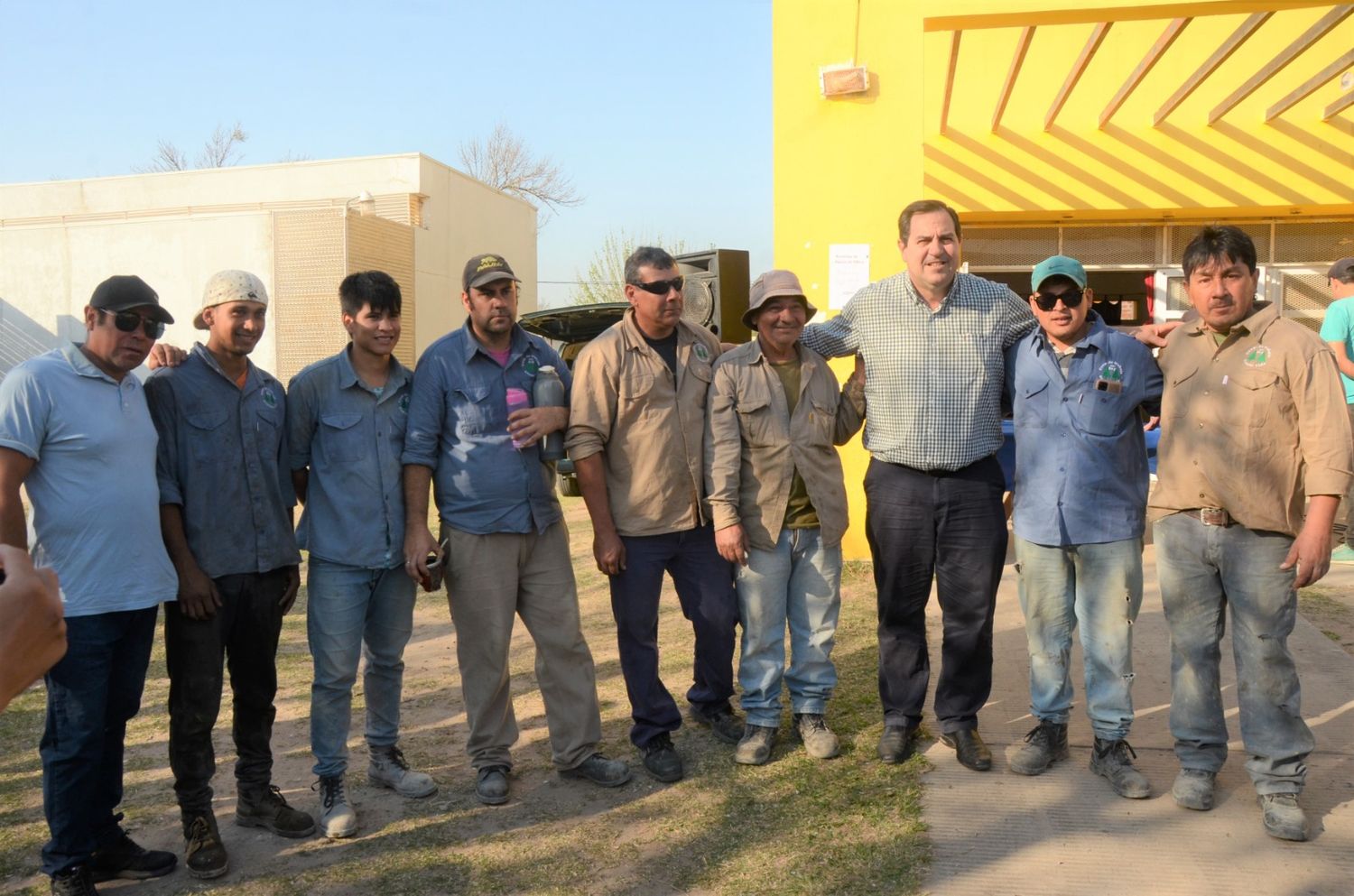 El intendente Vallejos con cooperativistas.