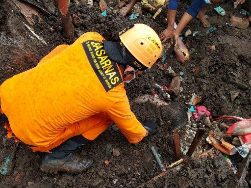 CICLÓN SEROJA ARRASÓ CON TODO: más de 100 muertos y decenas de desaparecidos en inundaciones en Indonesia