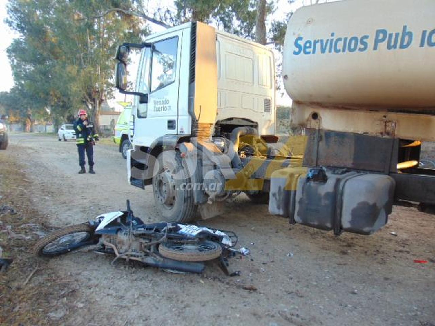 Venado Tuerto: fuerte choque entre un camión regador y una moto 