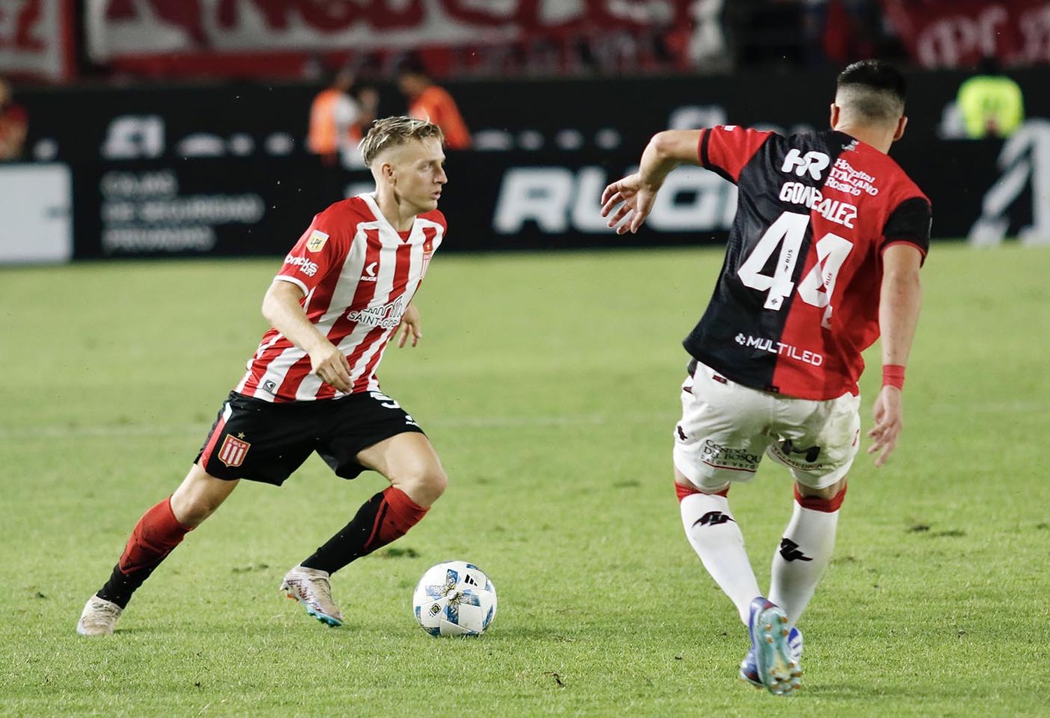 Ascacibar, cabeza levantada, controla la pelota ante la marca de González.