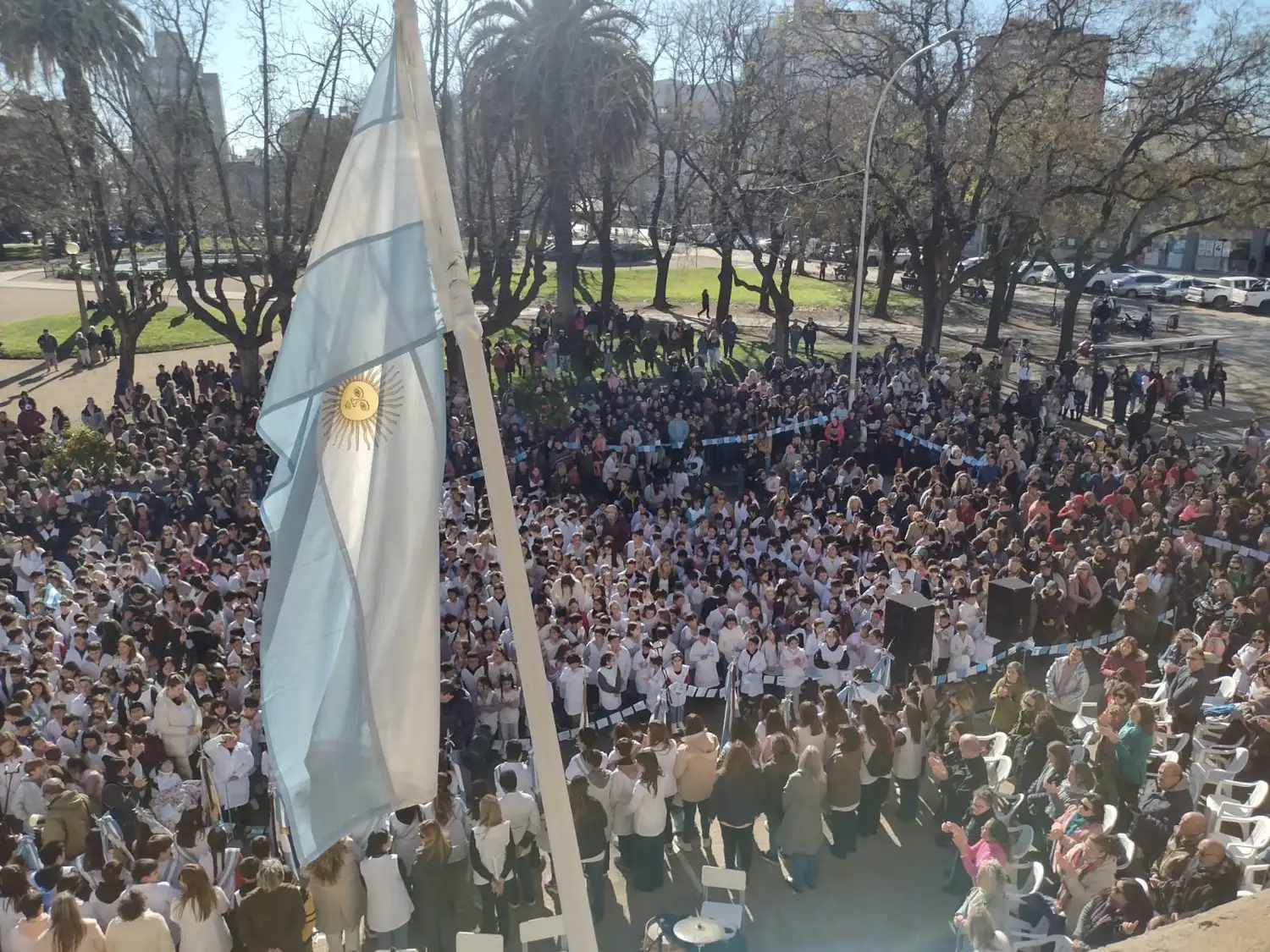 Cientos de chicos fueron parte del acto distrital por el Día de la Bandera.