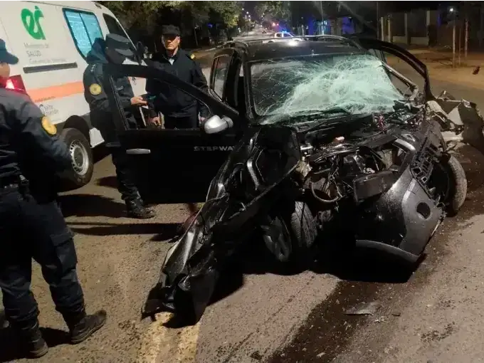 Un joven de 25 años sufrió gravísimas heridas tras chocar su auto contra un árbol