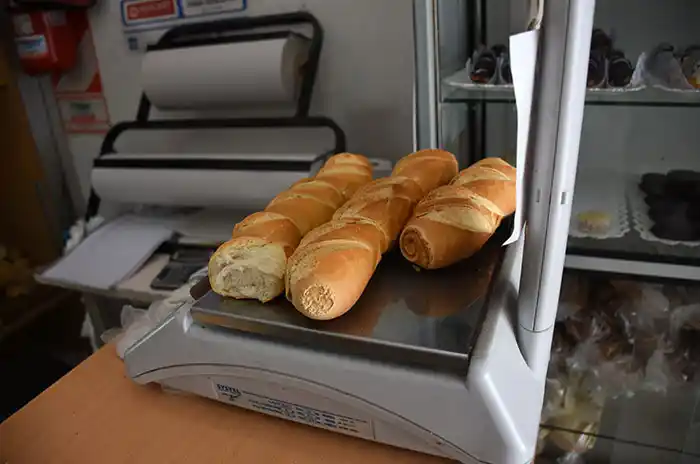 Panaderos de la Provincia denuncian que los molinos les cobran la harina a "precio dólar"