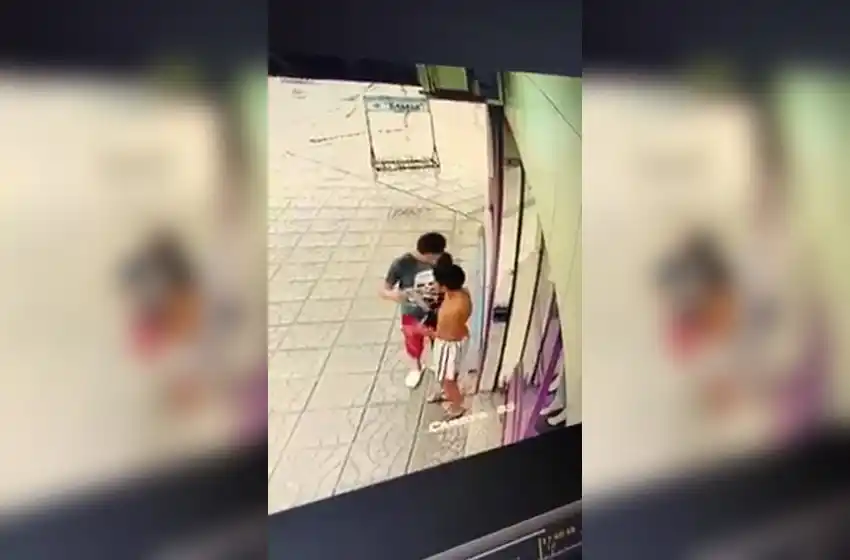 Filman a dos nenes con un arma