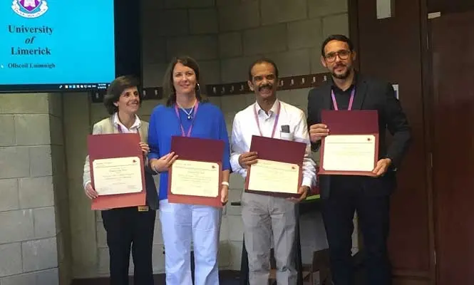 A la izquierda y en primer lugar, María de la Paz Grebe, secretaria Académica de la FCB y coordinadora de la Posta Sanitaria, recibiendo el premio "Proyects That Work 2018".