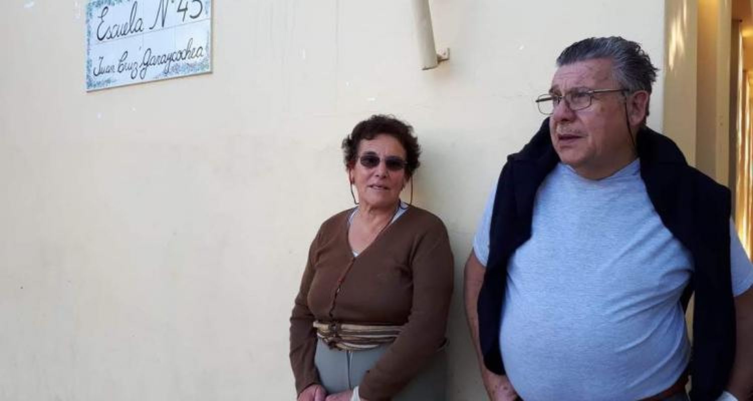 Motochorro le robó los útiles escolares a Lidia y Rubén, los abuelos que estudian para terminar el secundario