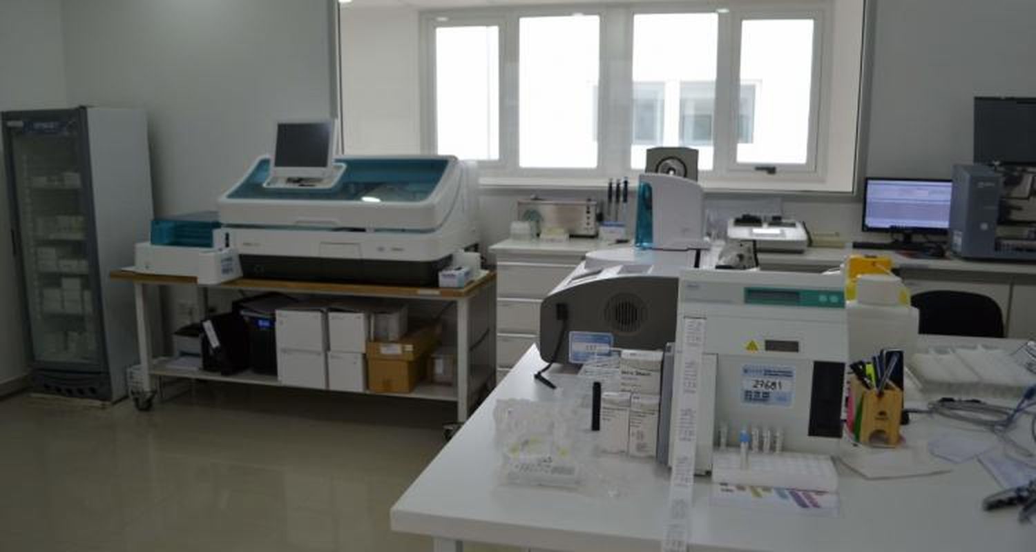 Fabían Rodriguez, director del laboratorio del Hospital Privado Sadiv, explicó cómo funcionan los nuevos testeos al personal esencial
