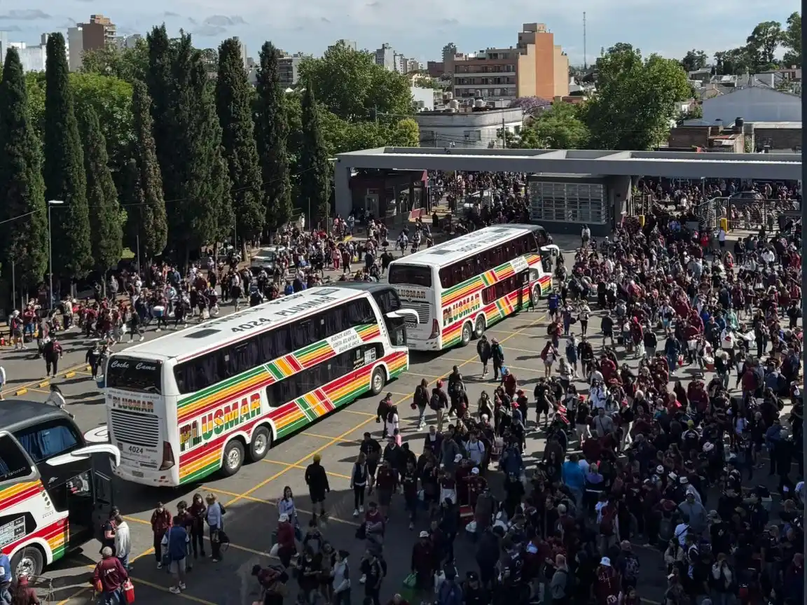 Desde Lanús salieron 60 micros para Asunción