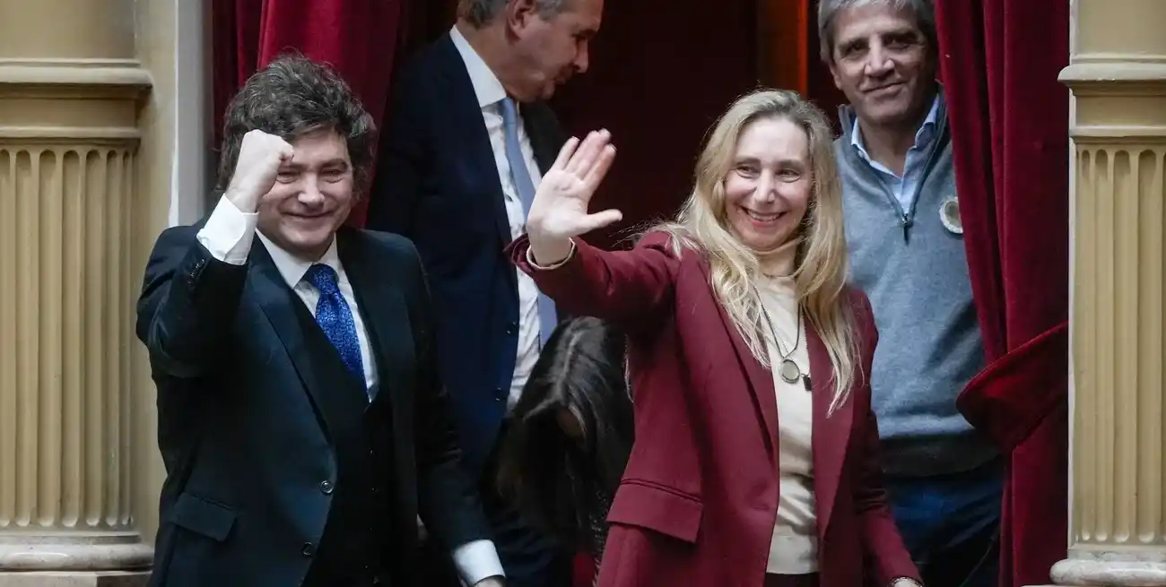Javier y Karina Milei, junto al ministro de Relaciones Exteriores, Comercio Internacional y Culto, Pablo Quirno, y el ministro de Economía, Luis Caputo, durante la presentación del informe de gestión de Adorni. REUTERS/Mariana Nedelcu