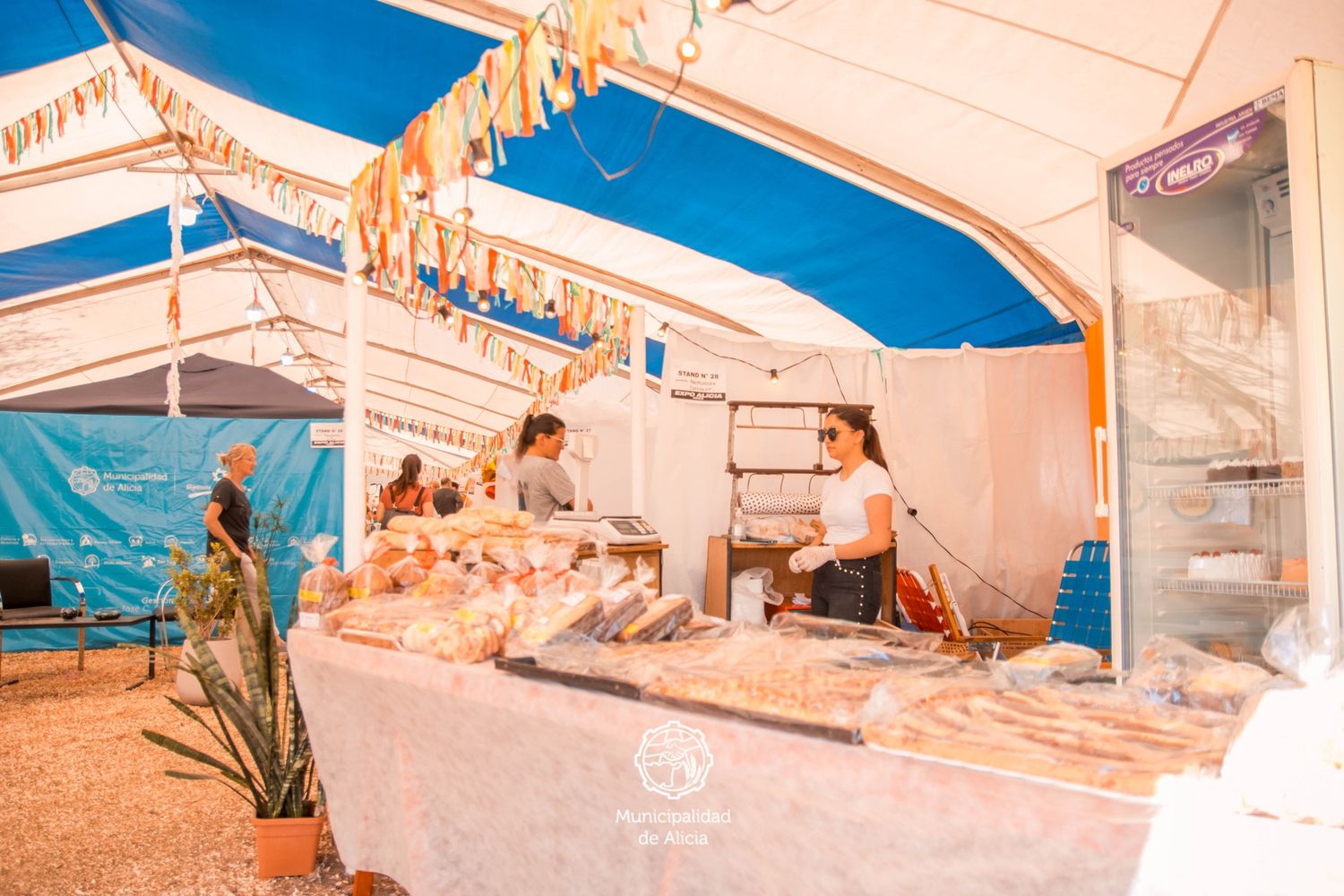 Paseo gastronómico dentro de la carpa de la Expo Delicias