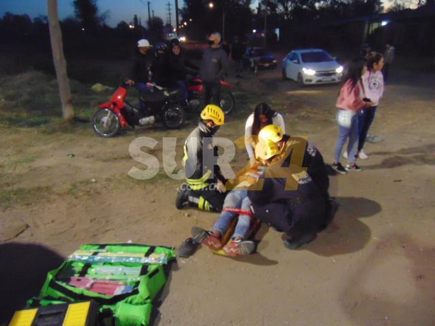 Accidente de tránsito: Un motociclista y dos peatones lesionados