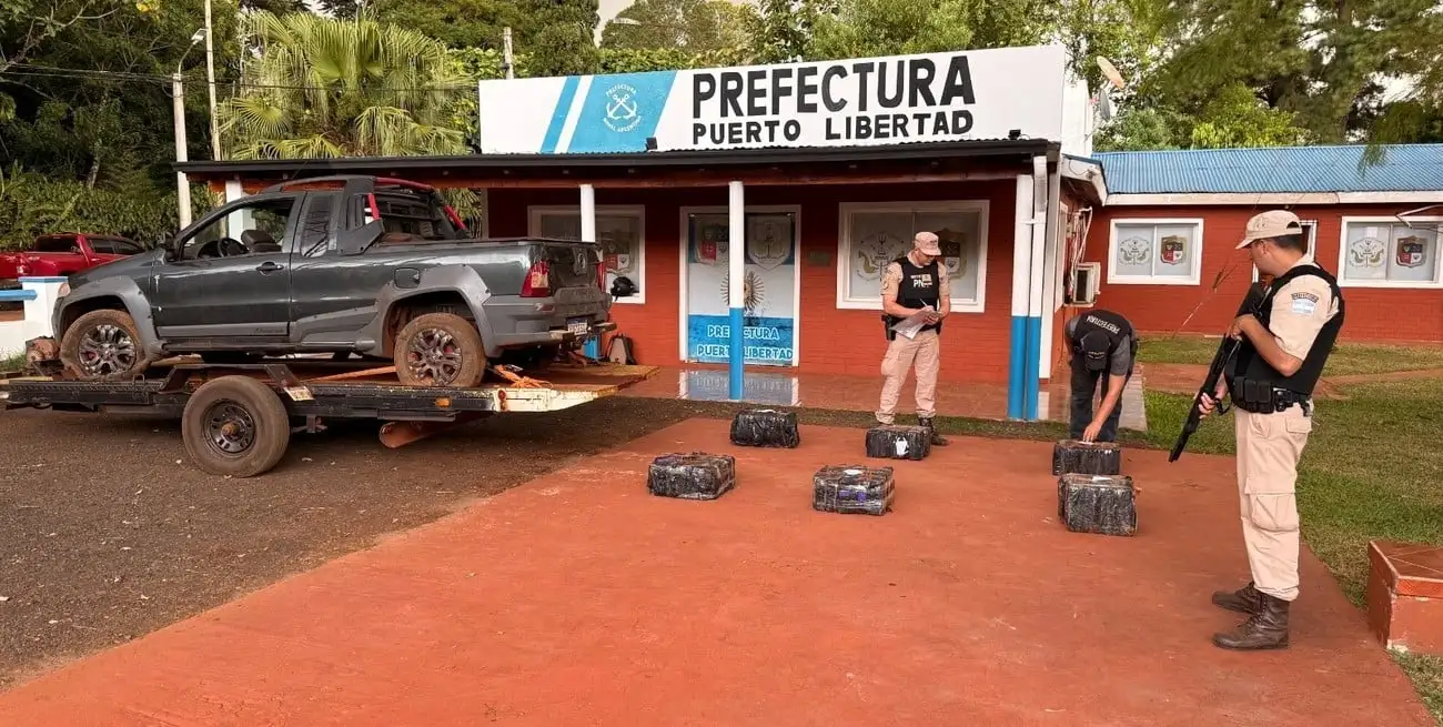 Efectivos de PNA secuestraron la droga abandonada. Foto: Prensa PNA