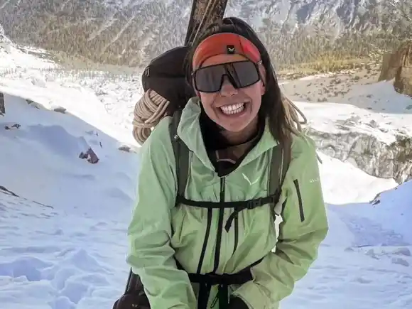 Conmoción en Italia: una joven volaba en parapente, chocó contra una montaña y murió delante de sus amigos