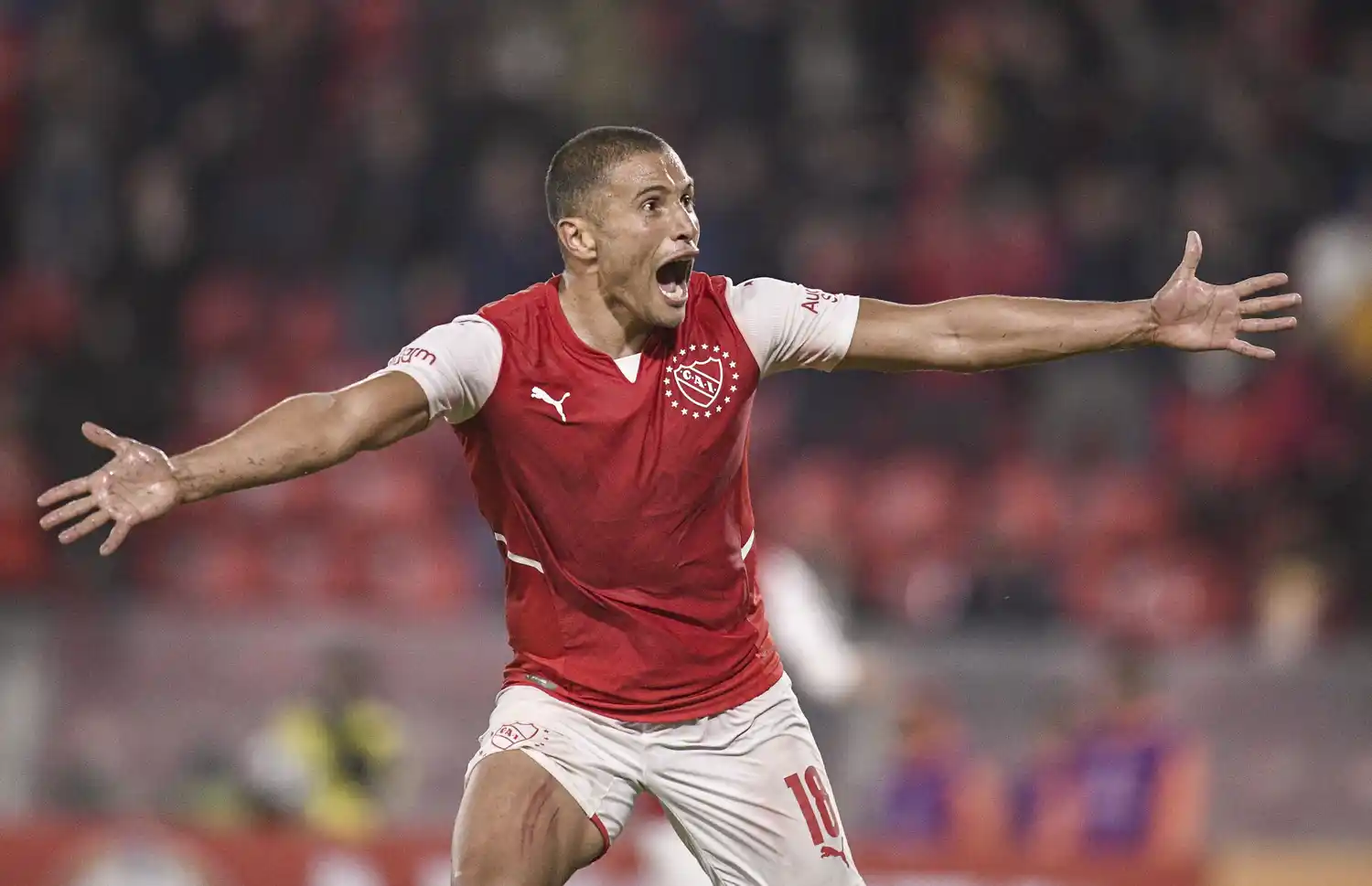 Benegas festeja el segundo gol de Independiente.