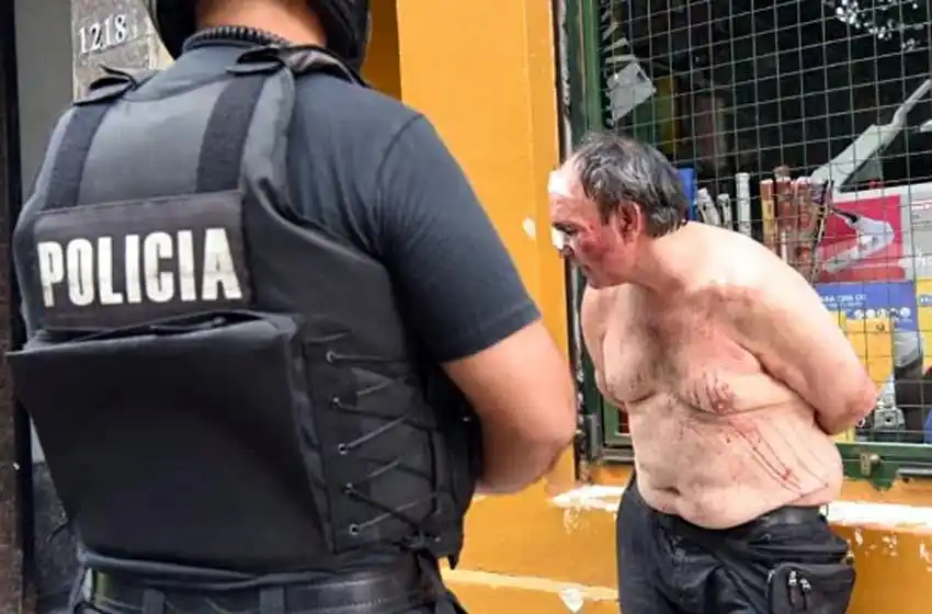 Quiso robar mercadería de un camión y le dieron una golpiza