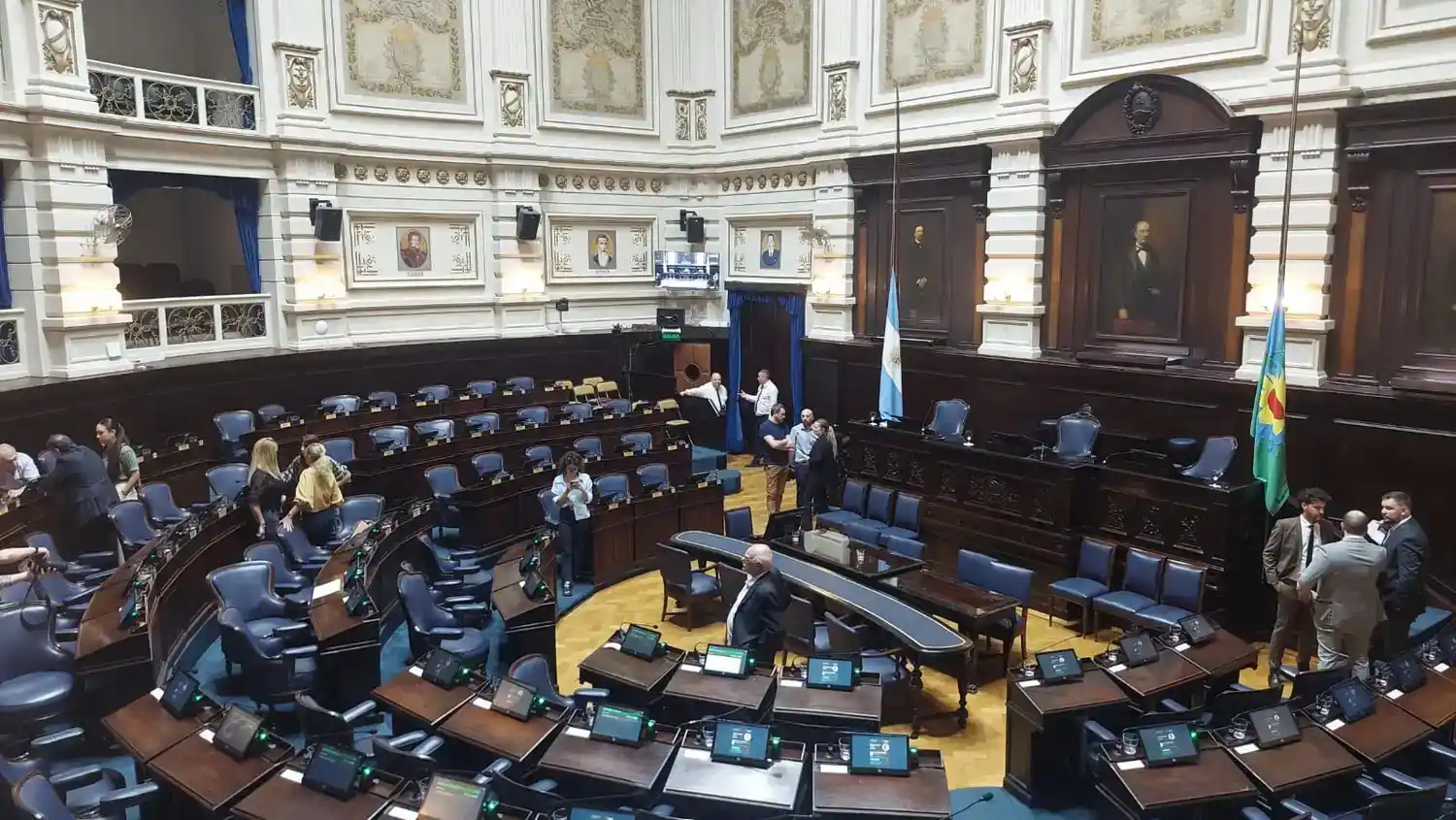 Recinto semivacío de la Cámara de Diputados bonaerense, en una jornada marcada por definiciones legislativas pendientes.