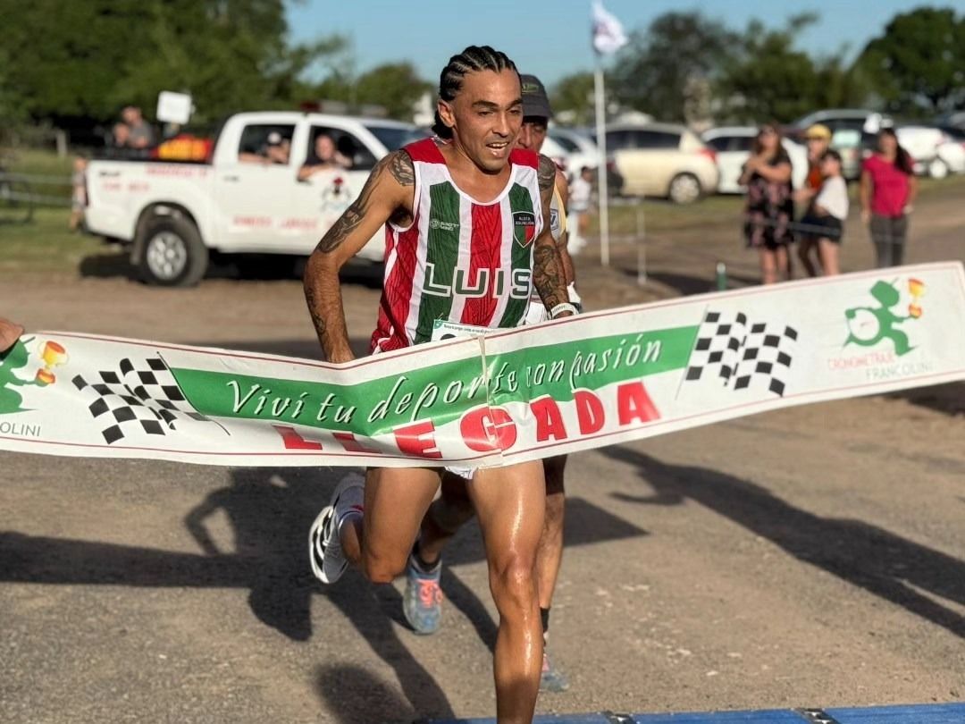 Luis Videla se corona en la maratón Larroque