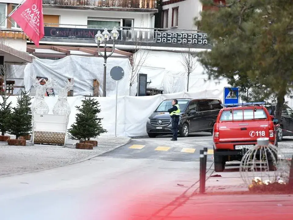 Tragedia en Suiza: bengalas en botellas de champán habrían provocado el incendio. Agencia NA (Xinhua)
