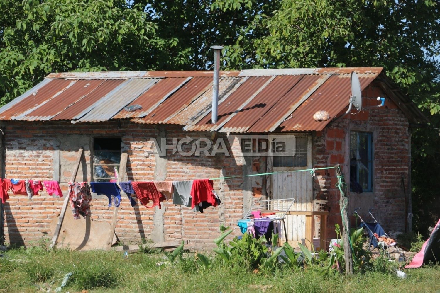 La otra cara del Camino de la Costa: cómo es vivir en un asentamiento en la zona ribereña