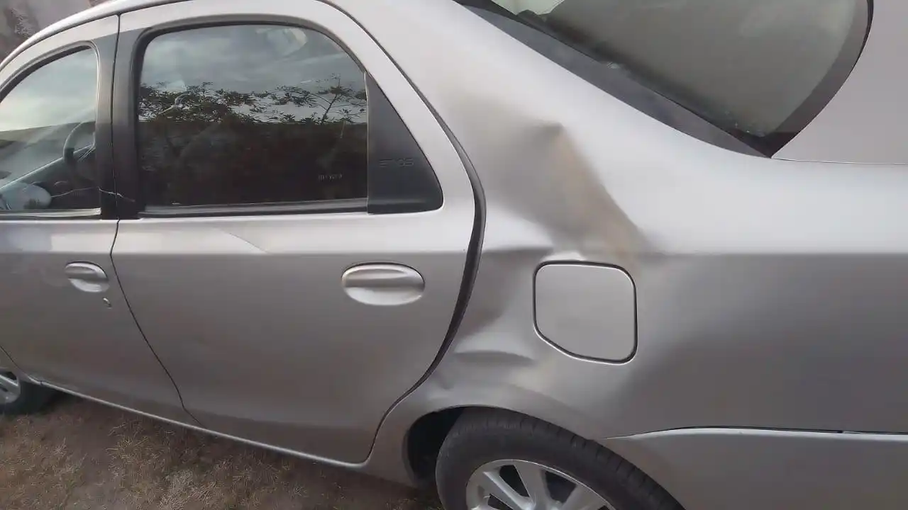 Motociclista herido de gravedad tras chocar con un auto en Devoto