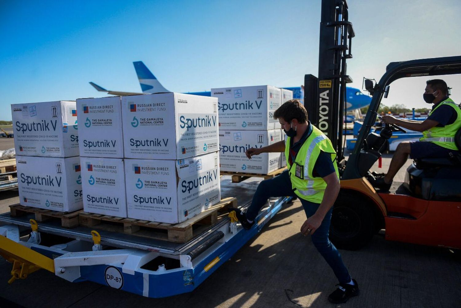 Vacunas Covid-19: Llegó el décimo vuelo con Sputnik V y partió otro a buscar dosis de la china Sinopharm
