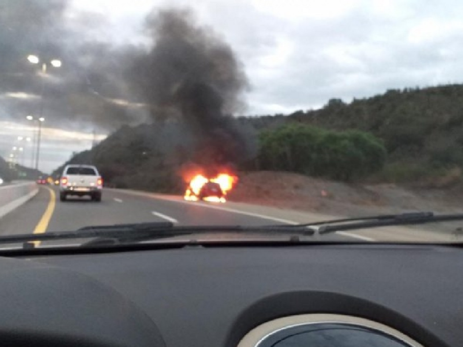 Córdoba: Una pareja se salvó de morir calcinada en un auto en la Variante Costa Azul