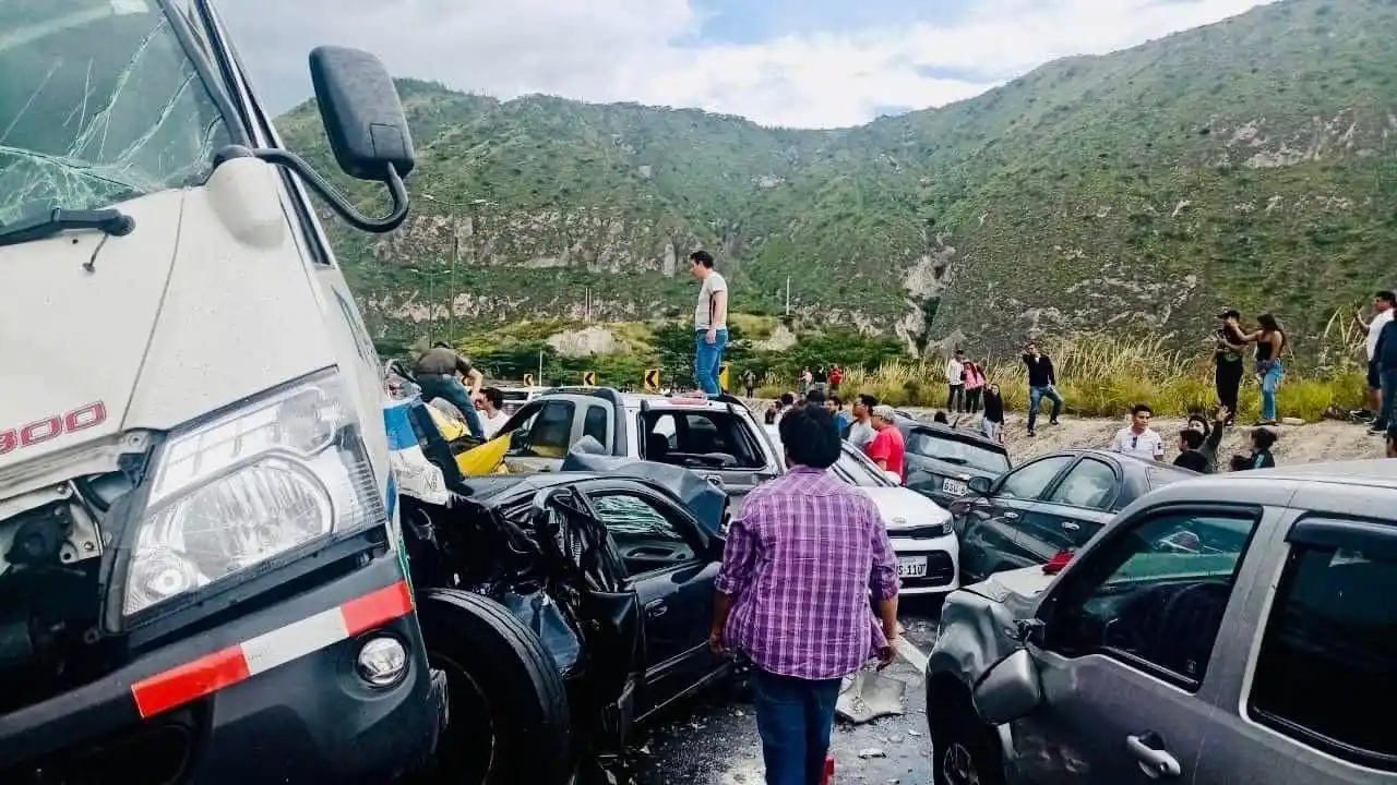 APARATOSO ACCIDENTE en Ecuador deja 3 muertos y 20 heridos